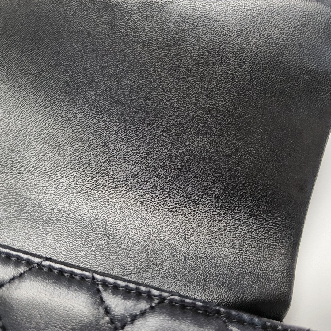Authenticated pre-owned  CLASSIC FLAP Quilted Lambskin Black - Shoulder Bag at Looply