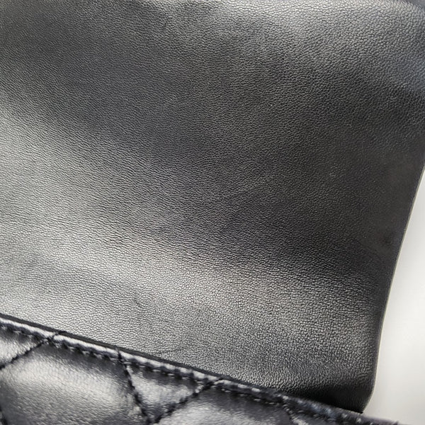 Authenticated pre-owned  CLASSIC FLAP Quilted Lambskin Black - Shoulder Bag at Looply