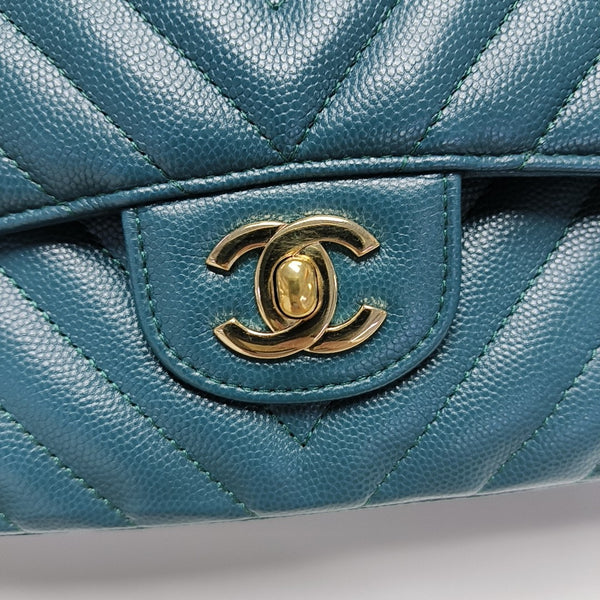 CLASSIC FLAP Medium Chevron Grained Calfskin Green