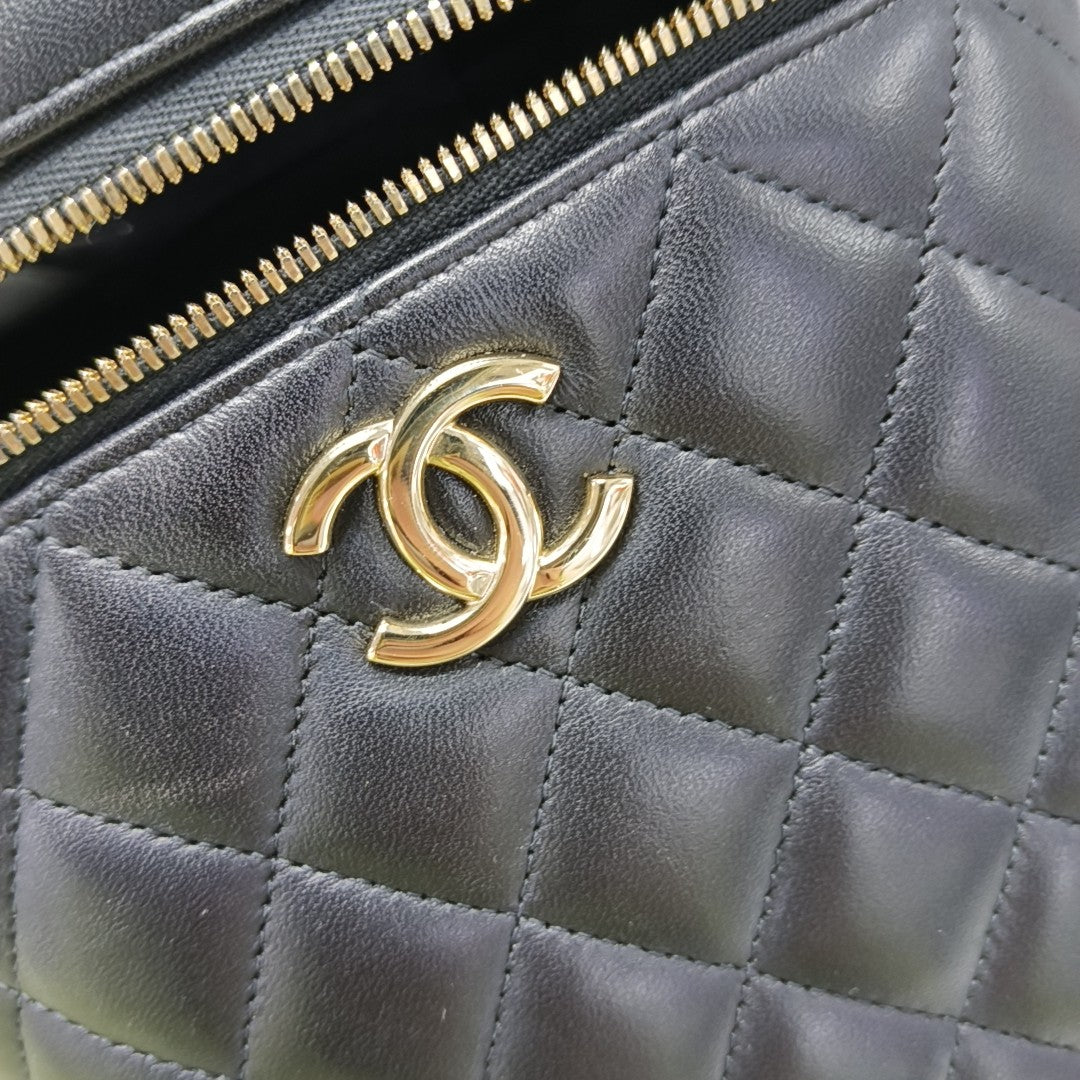 VANITY CASE Small Quilted Lambskin Black
