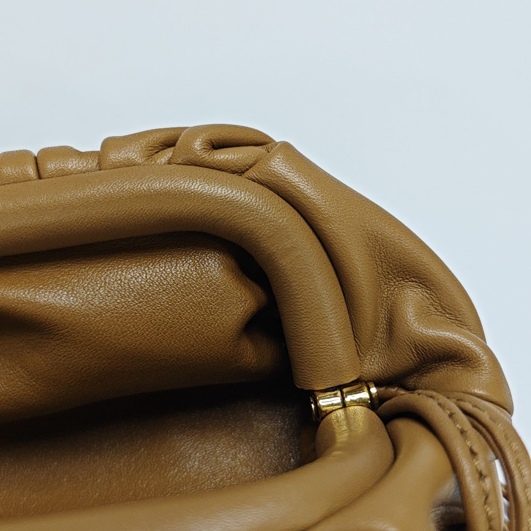 The Pouch Calfskin Brown