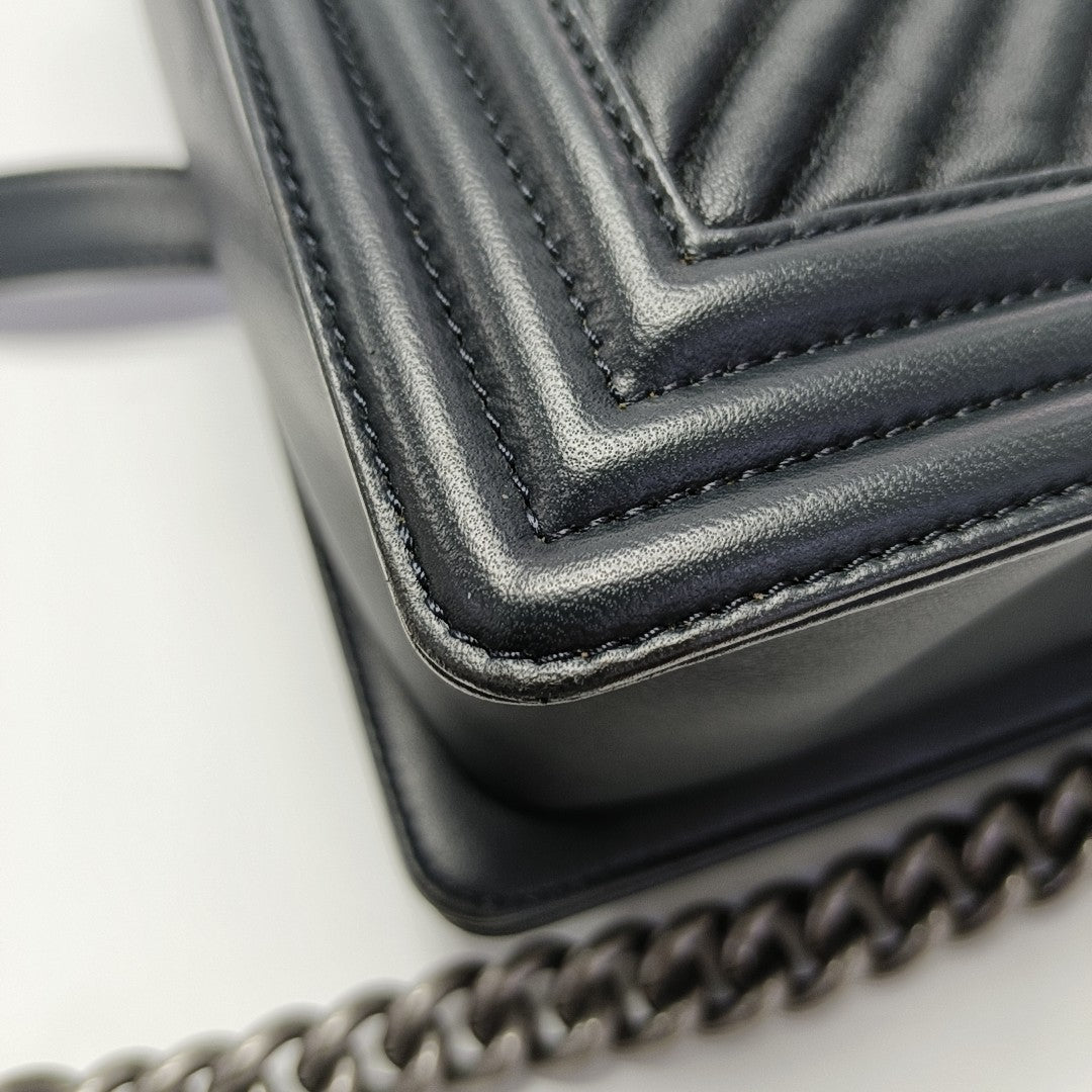 BOY CHANEL Medium Chevron Lambskin Black