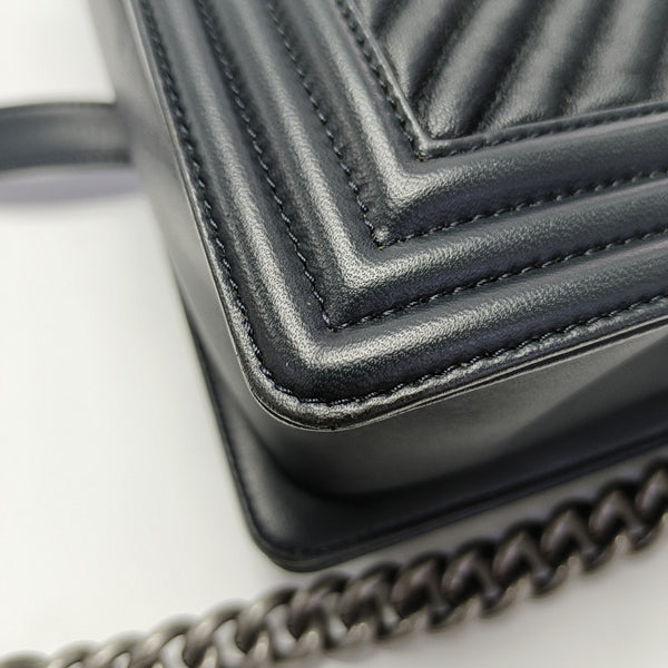 BOY CHANEL Medium Chevron Lambskin Black