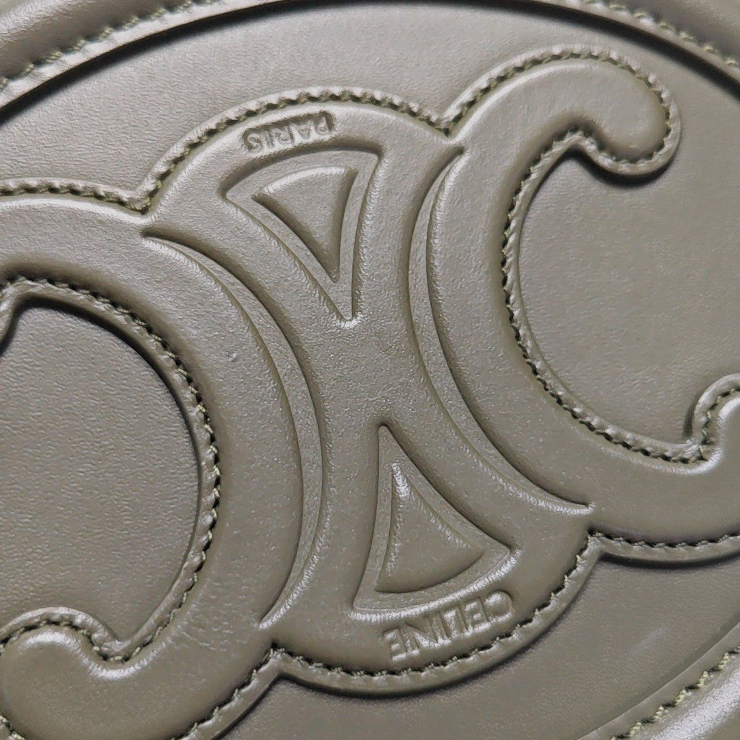 Authenticated pre-owned  TRIOMPHE Calfskin Green - Shoulder Bag at Looply