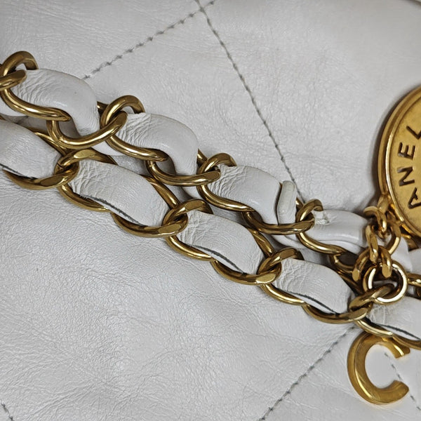 CHANEL 22 Piel de becerro acolchada grande blanca