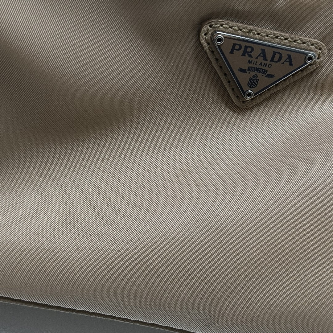Authenticated pre-owned  Re-Edition2005 Nylon Beige - Shoulder Bag at Looply