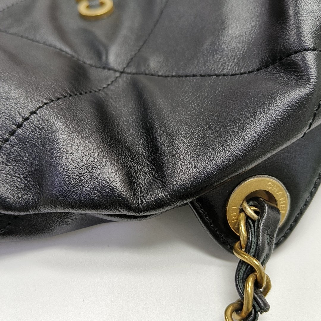 CHANEL 22 Piel de becerro acolchada pequeña negra
