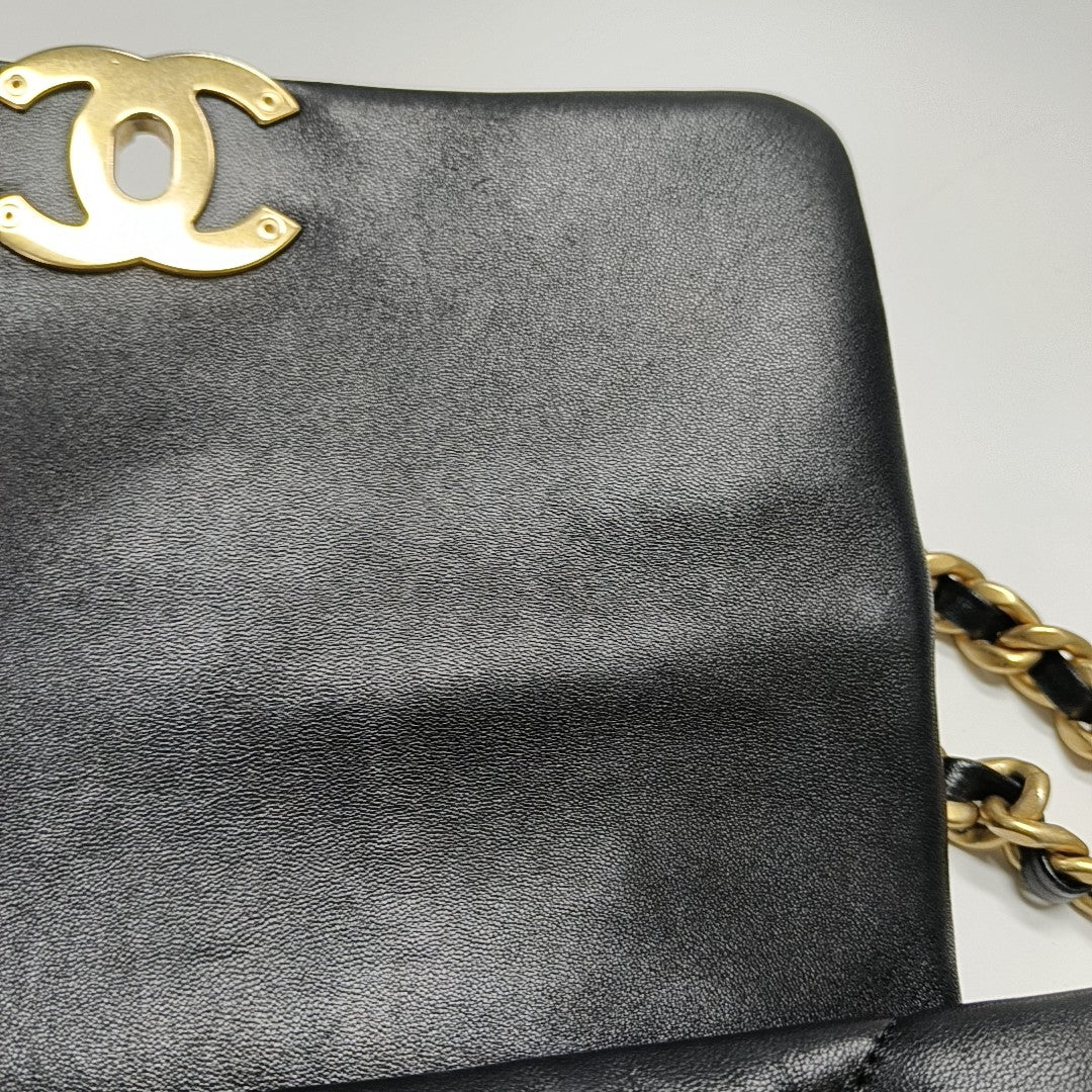 CHANEL 19 Pequeño Piel de Cordero Acolchada Negro