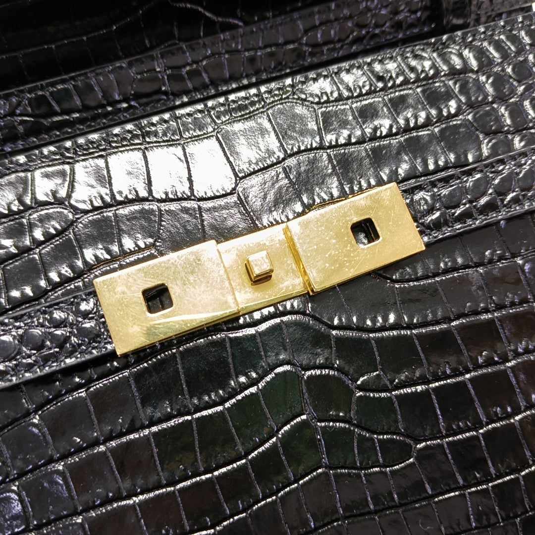 MANHATTAN Small Calfskin Black
