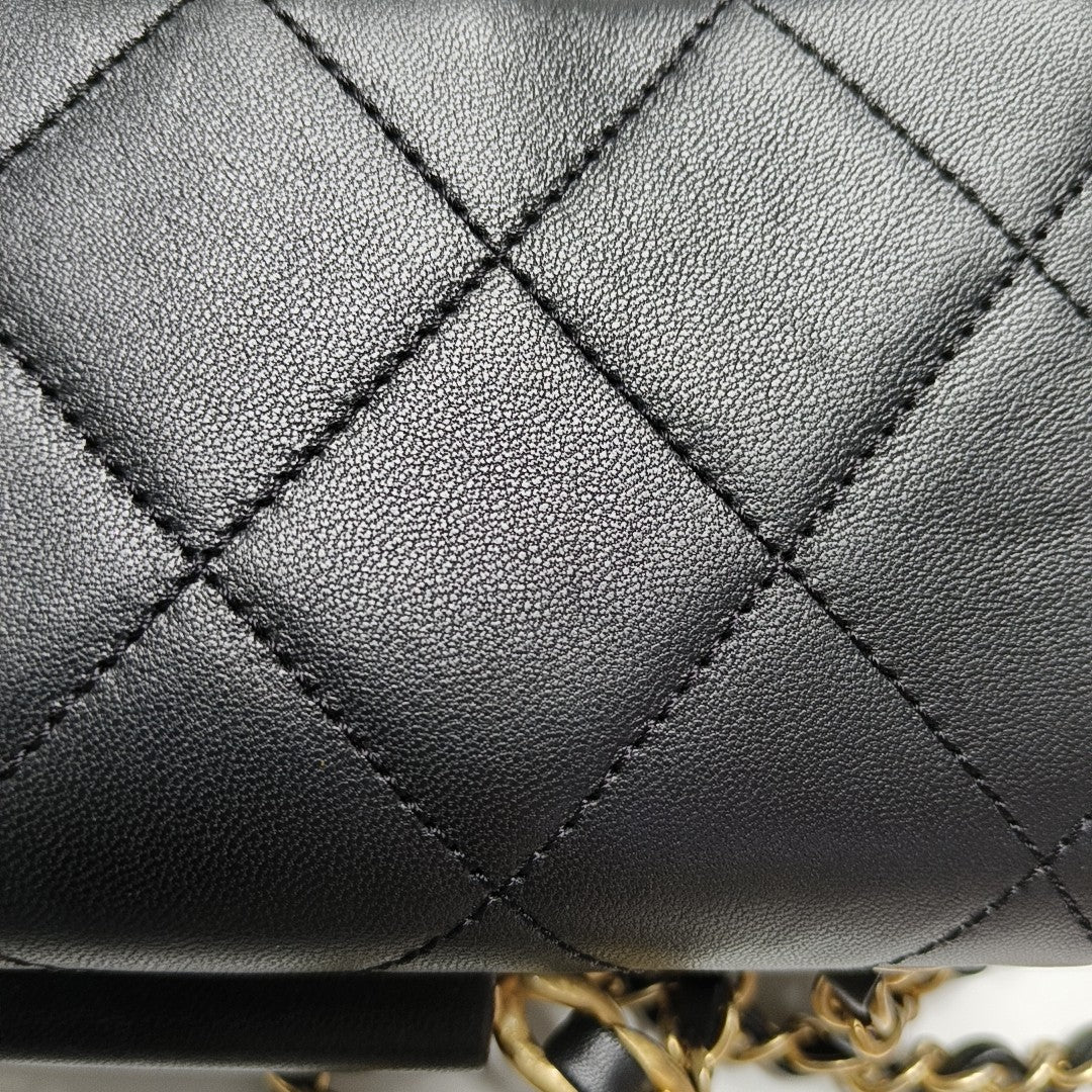 IN THE LOOP Small Quilted Lambskin Black
