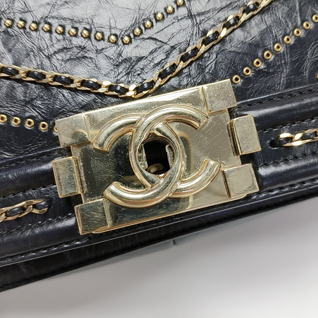 BOY CHANEL Medium Chevron Calfskin Black