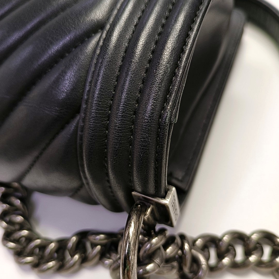 Authenticated pre-owned  BOY CHANEL Medium Chevron Calfskin Black - Shoulder Bag at Looply