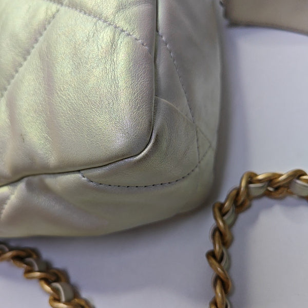 CHANEL 19 Pequeño Piel de Becerro Acolchada Metalizada