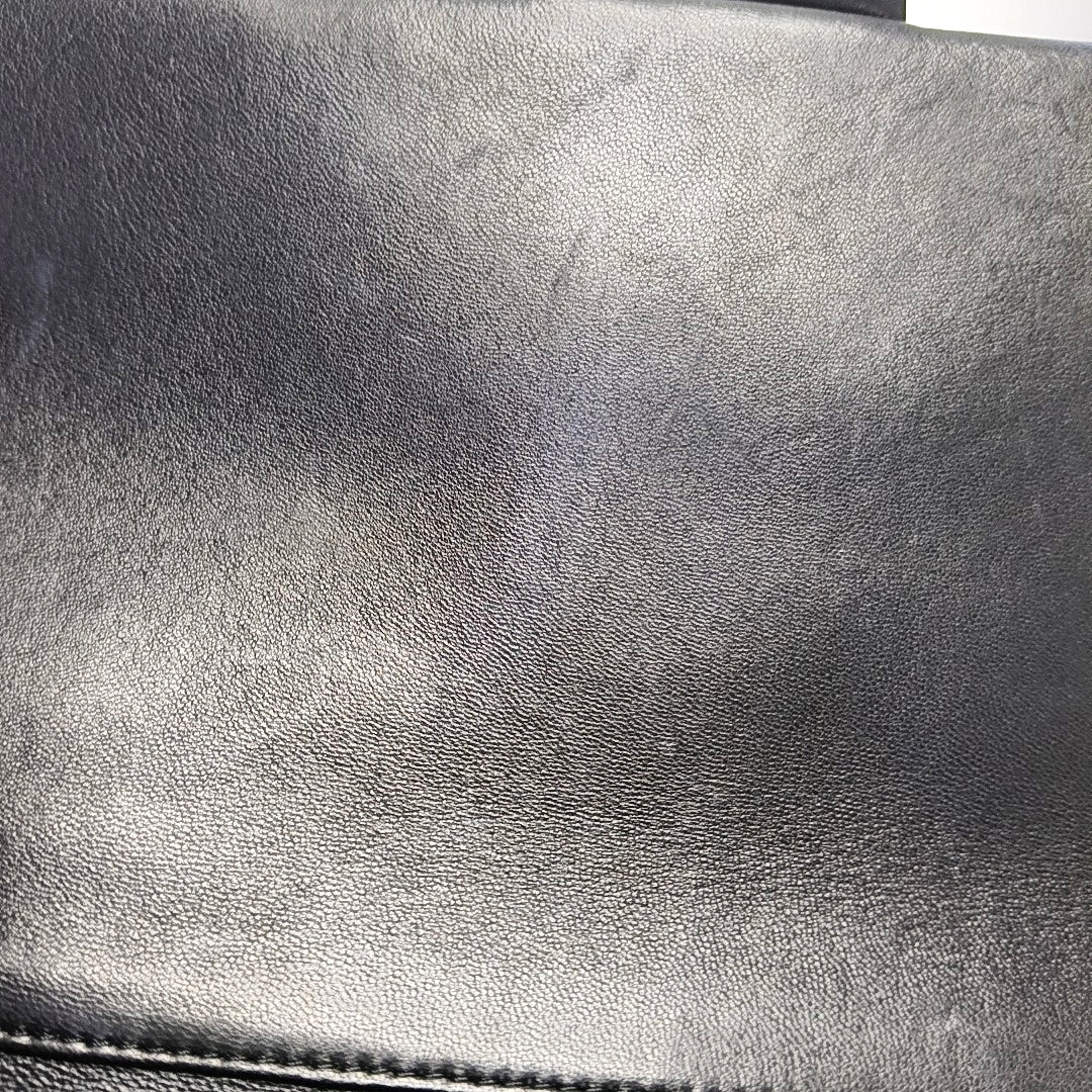 Authenticated pre-owned  CLASSIC FLAP Quilted Lambskin Black - Shoulder Bag at Looply