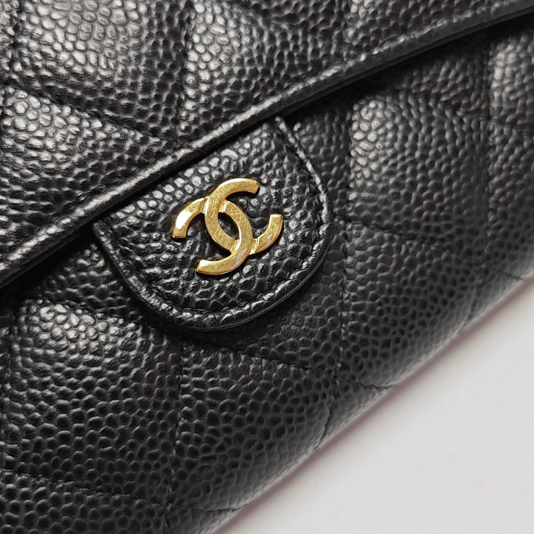 Cartera CLÁSICA CON SOLAPA Mini Acolchada de Piel de Becerro Granulada Negra