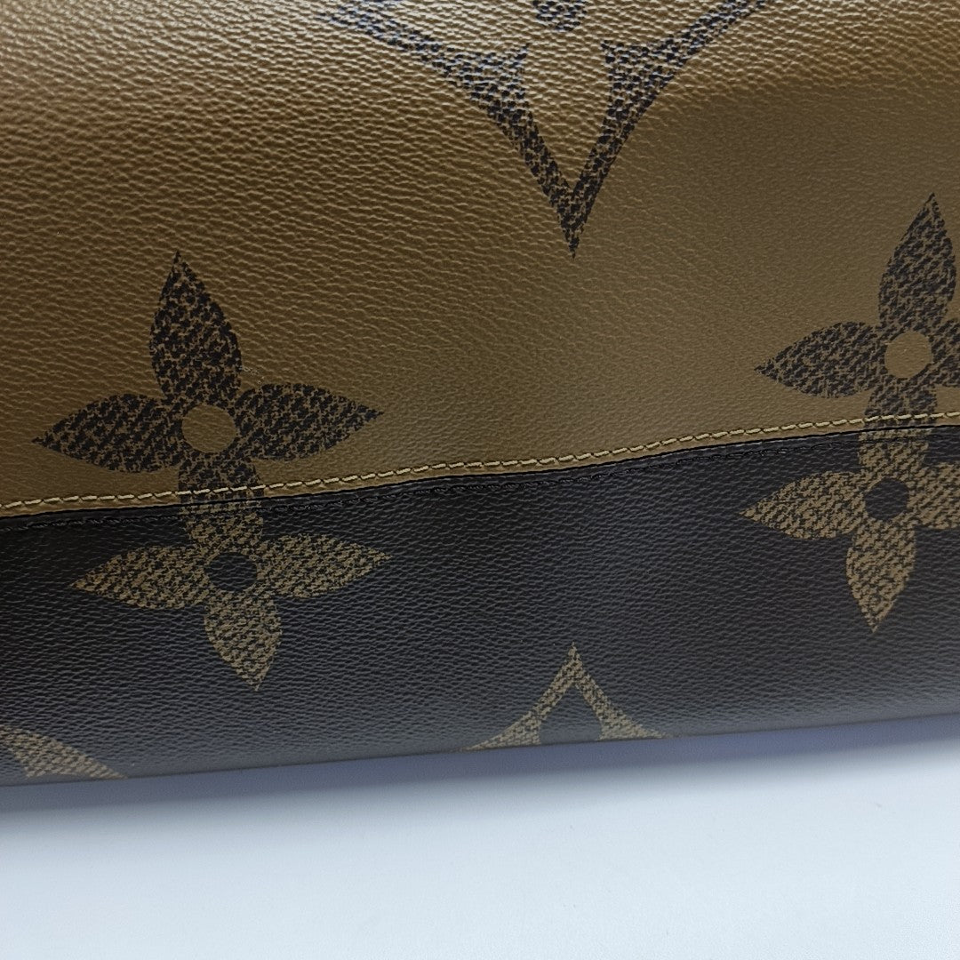 ONTHEGO GM Lona recubierta con el motivo Monogram de color marrón