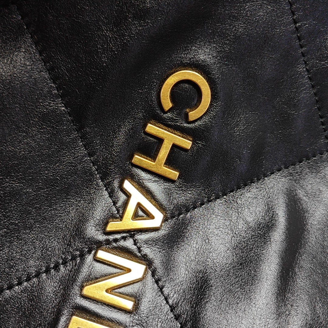 CHANEL 22 Piel de becerro acolchada grande negra