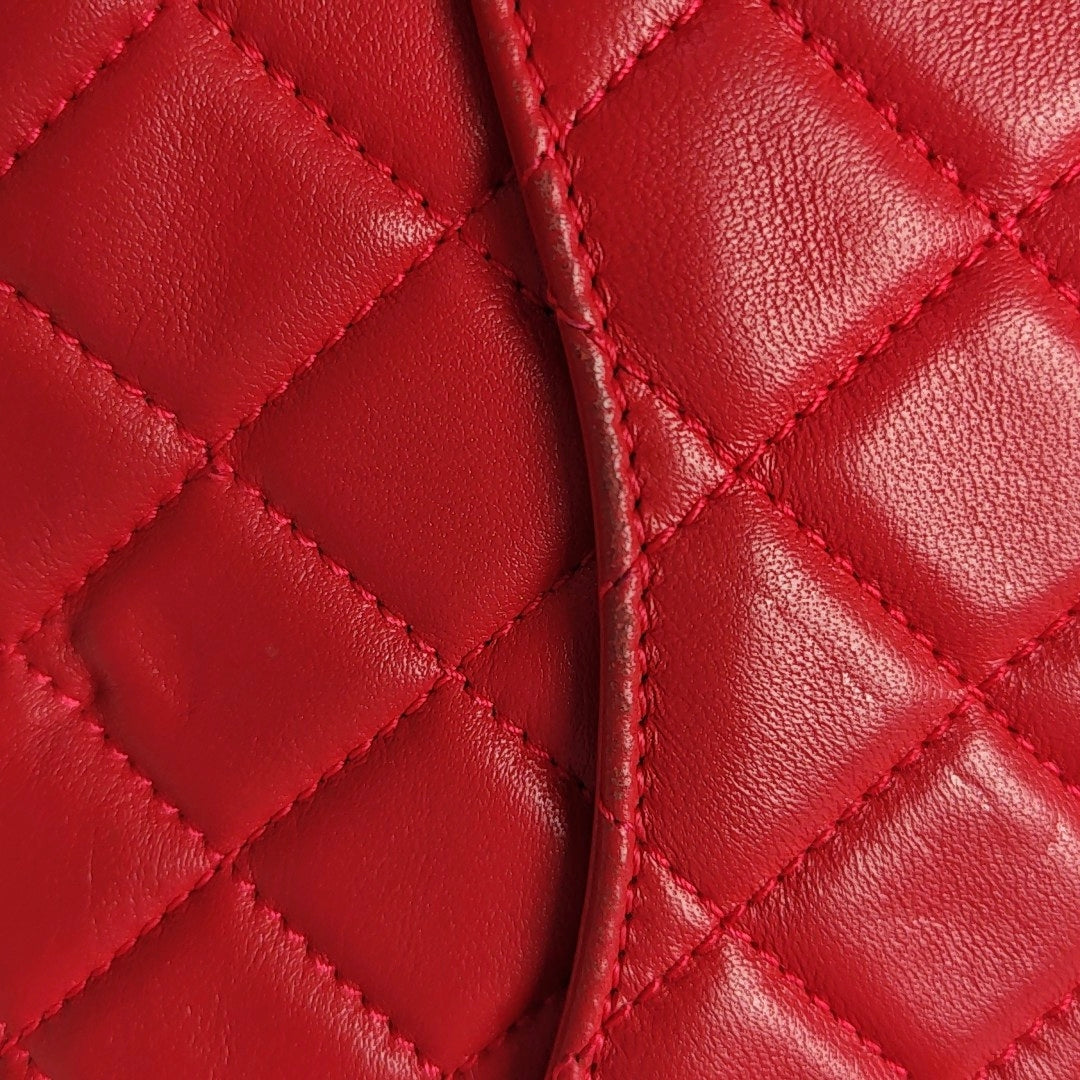 Authenticated pre-owned  CLASSIC FLAP Quilted Lambskin Red - Shoulder Bag at Looply