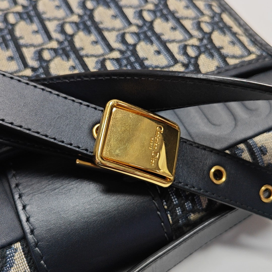 30 Montaigne Oblique Canvas Blue