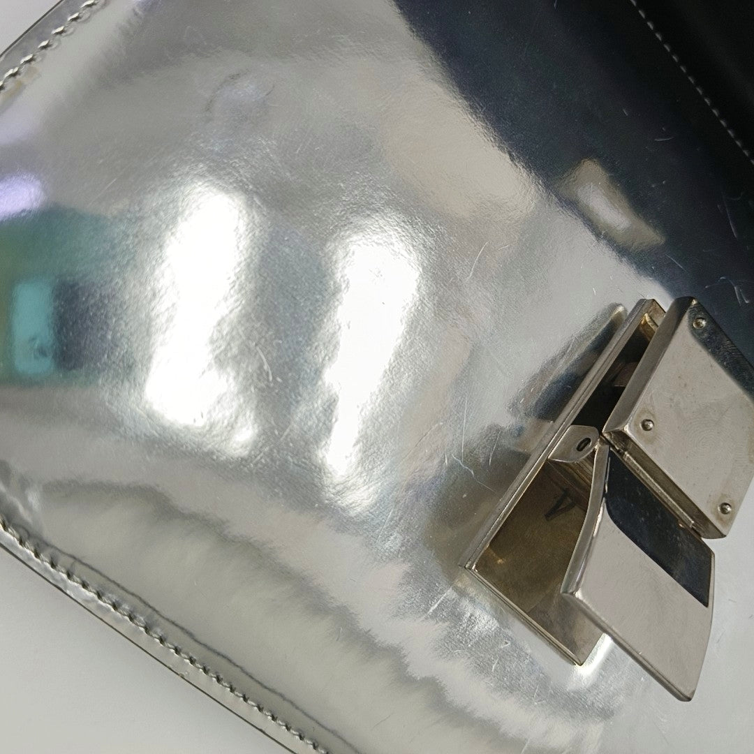 Authenticated pre-owned  CLASSIC BOX Medium Calfskin Silver - Shoulder Bag at Looply