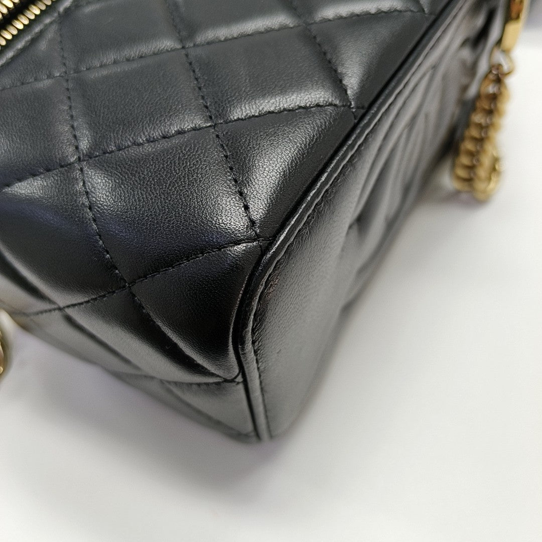 VANITY CASE Medium Quilted Lambskin Black