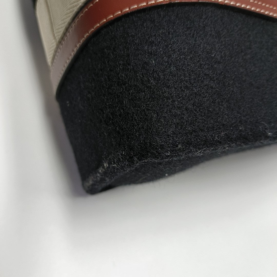 Woody Medium Felt Black