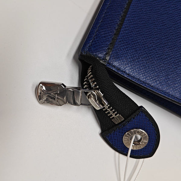 Pochette Voyag MM Calfskin Blue