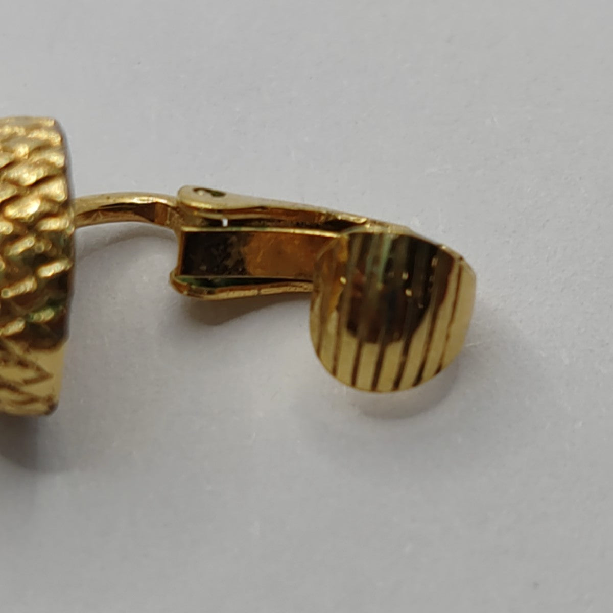 Pendientes dorados de metal con el logo CD en forma de columpio