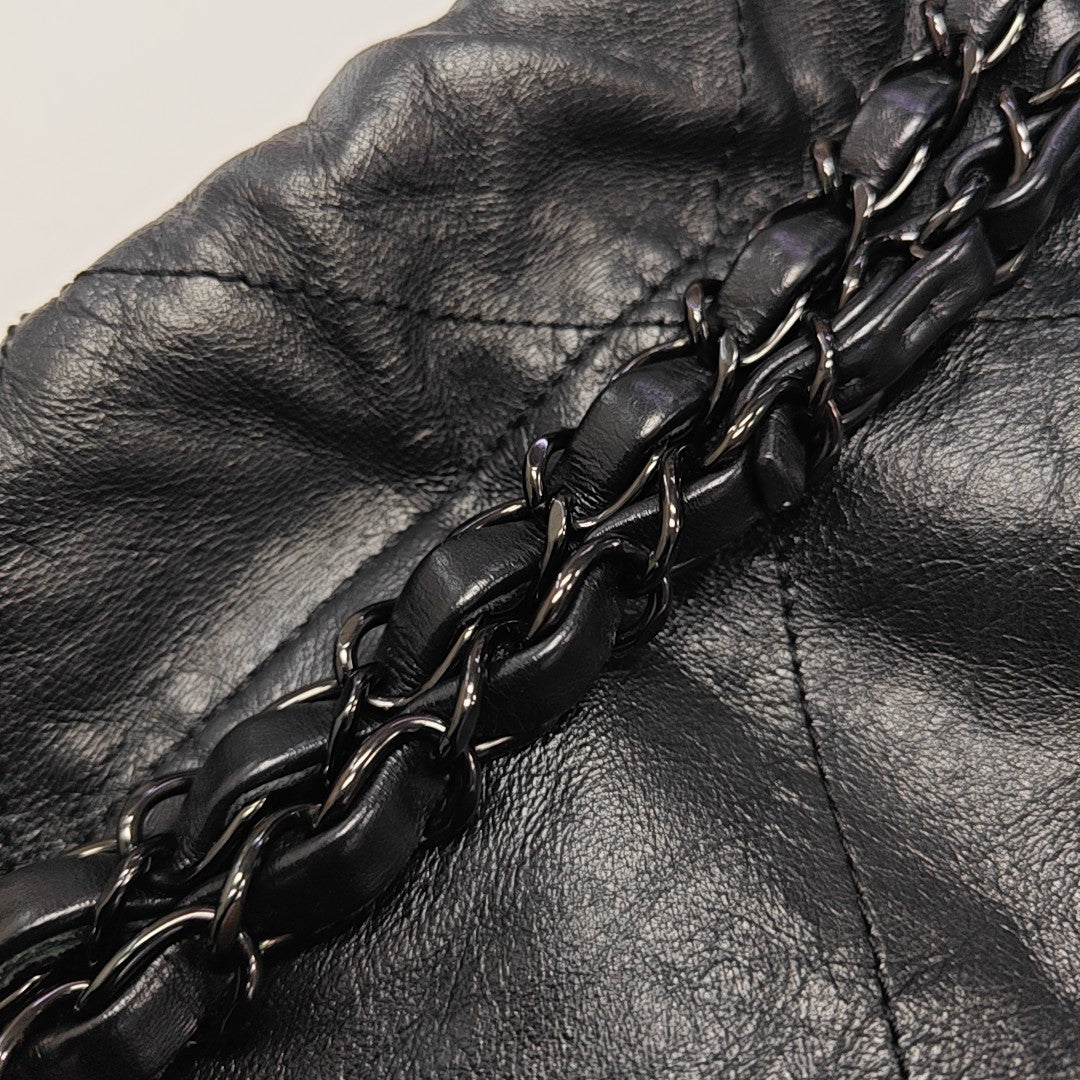 CHANEL 22 Medium Quilted Calfskin Black