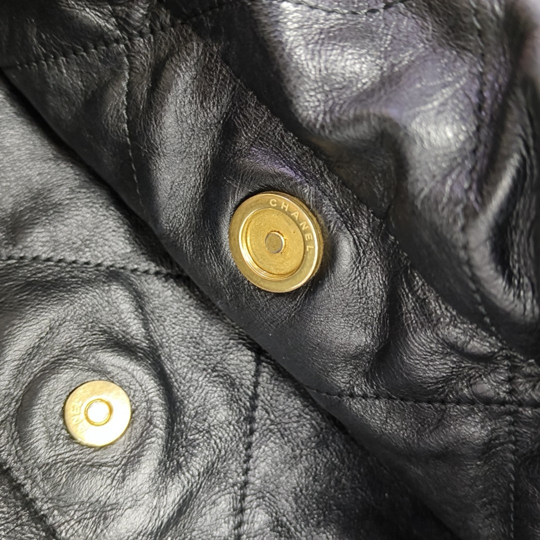 CHANEL 22 Medium Quilted Calfskin Black