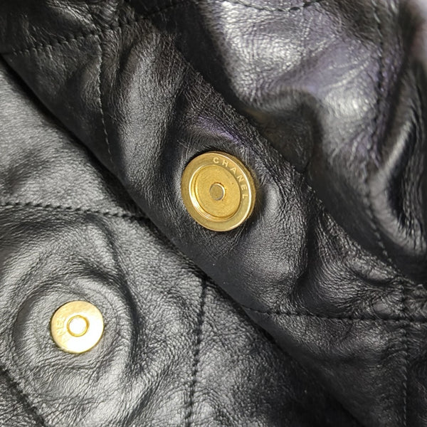 CHANEL 22 Medium Quilted Calfskin Black