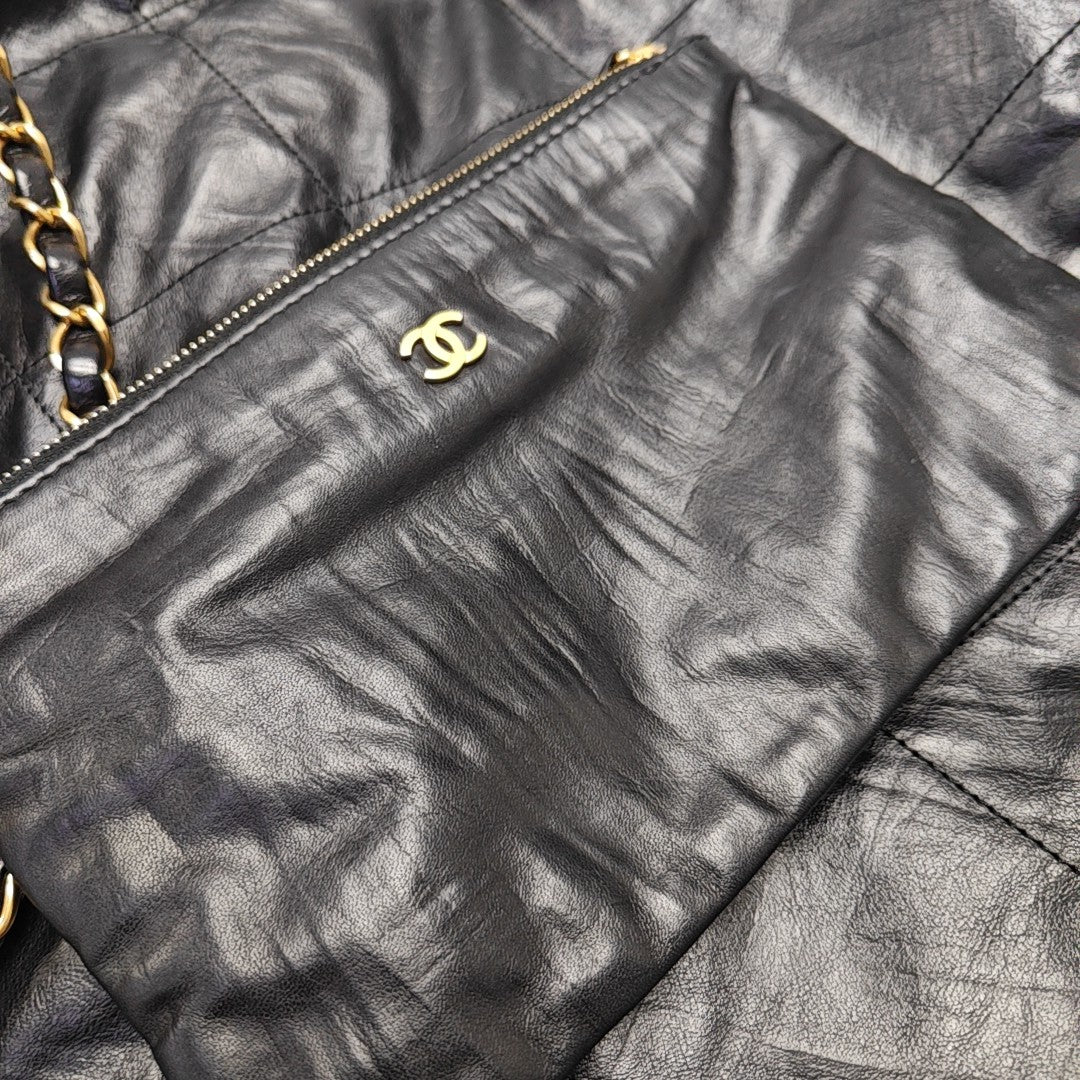 CHANEL 22 Medium Quilted Calfskin Black
