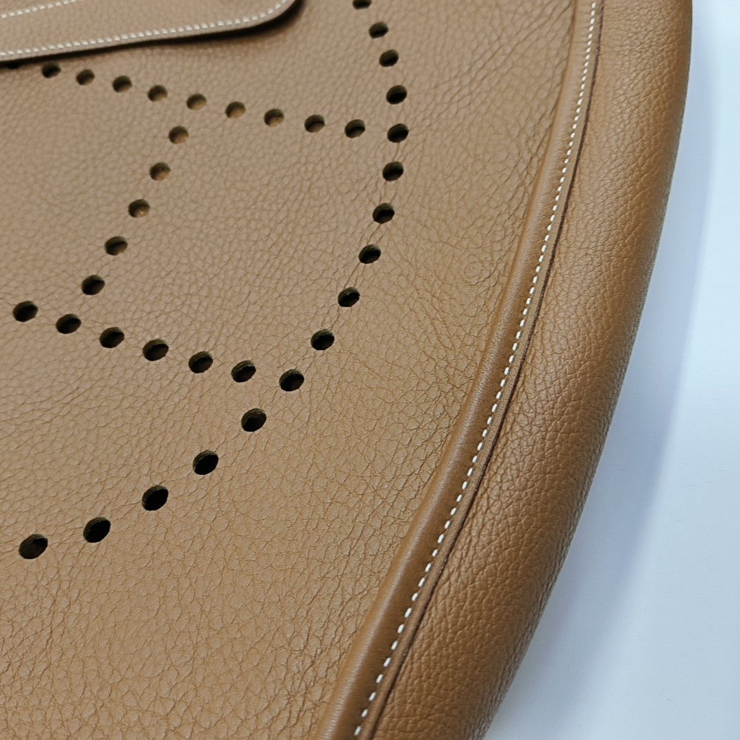 Evelyne 40 Clemence Brown