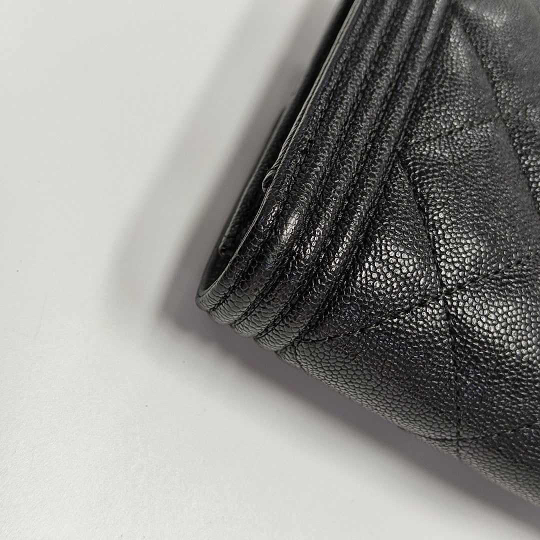 Cartera BOY CHANEL de piel de becerro granulada acolchada negra