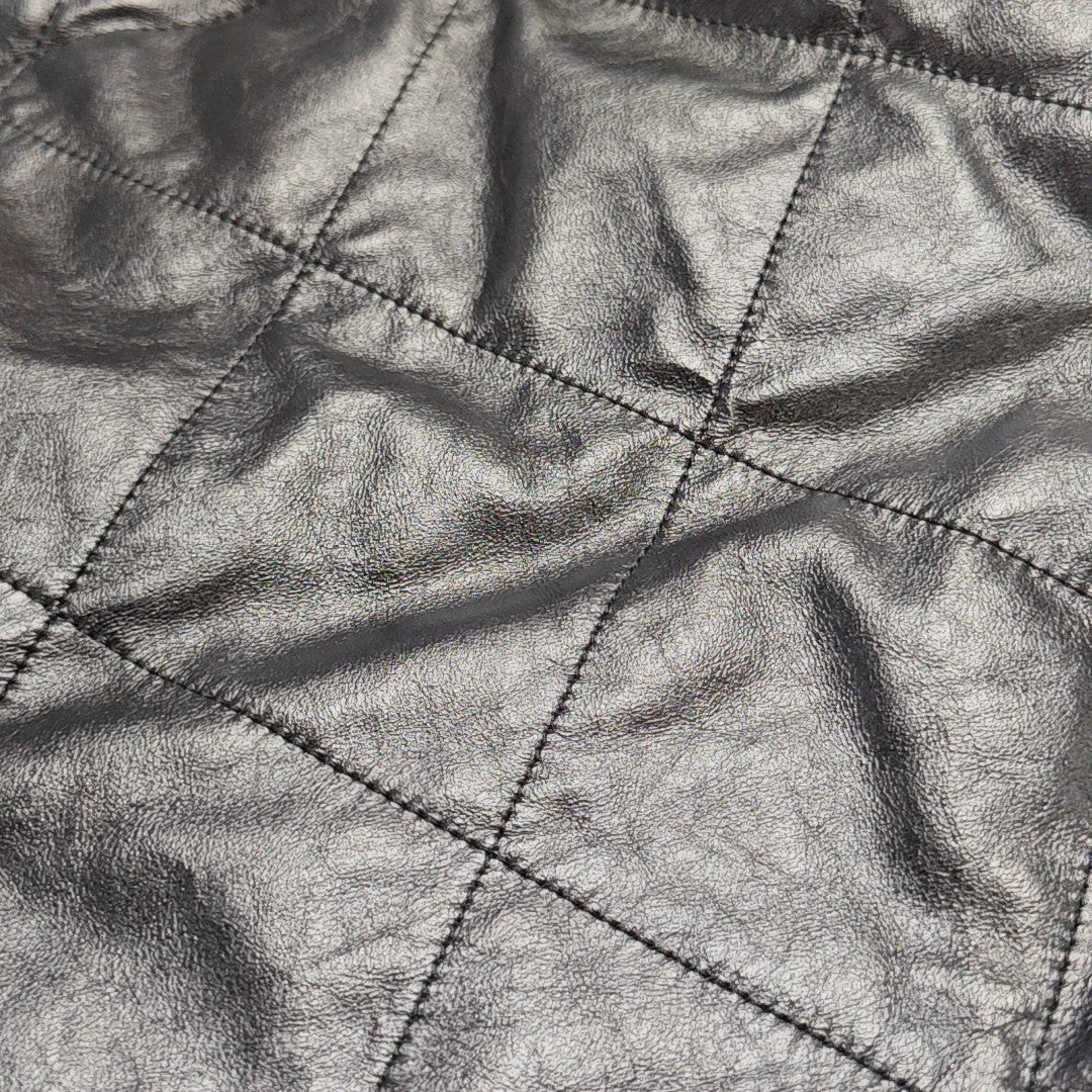 CHANEL 22 Medium Quilted Calfskin Black
