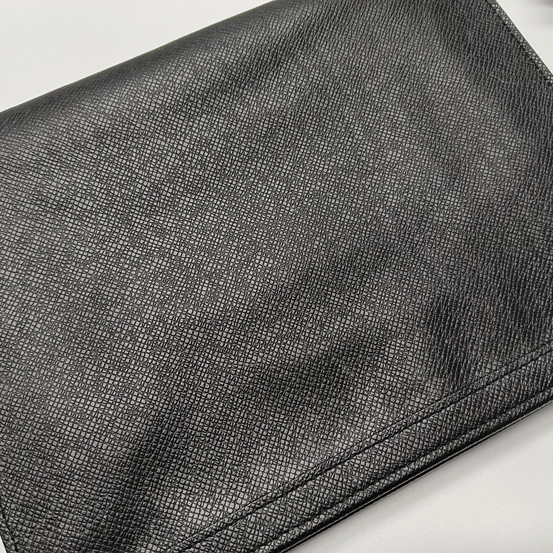 Pochette Voyag MM Calfskin Black