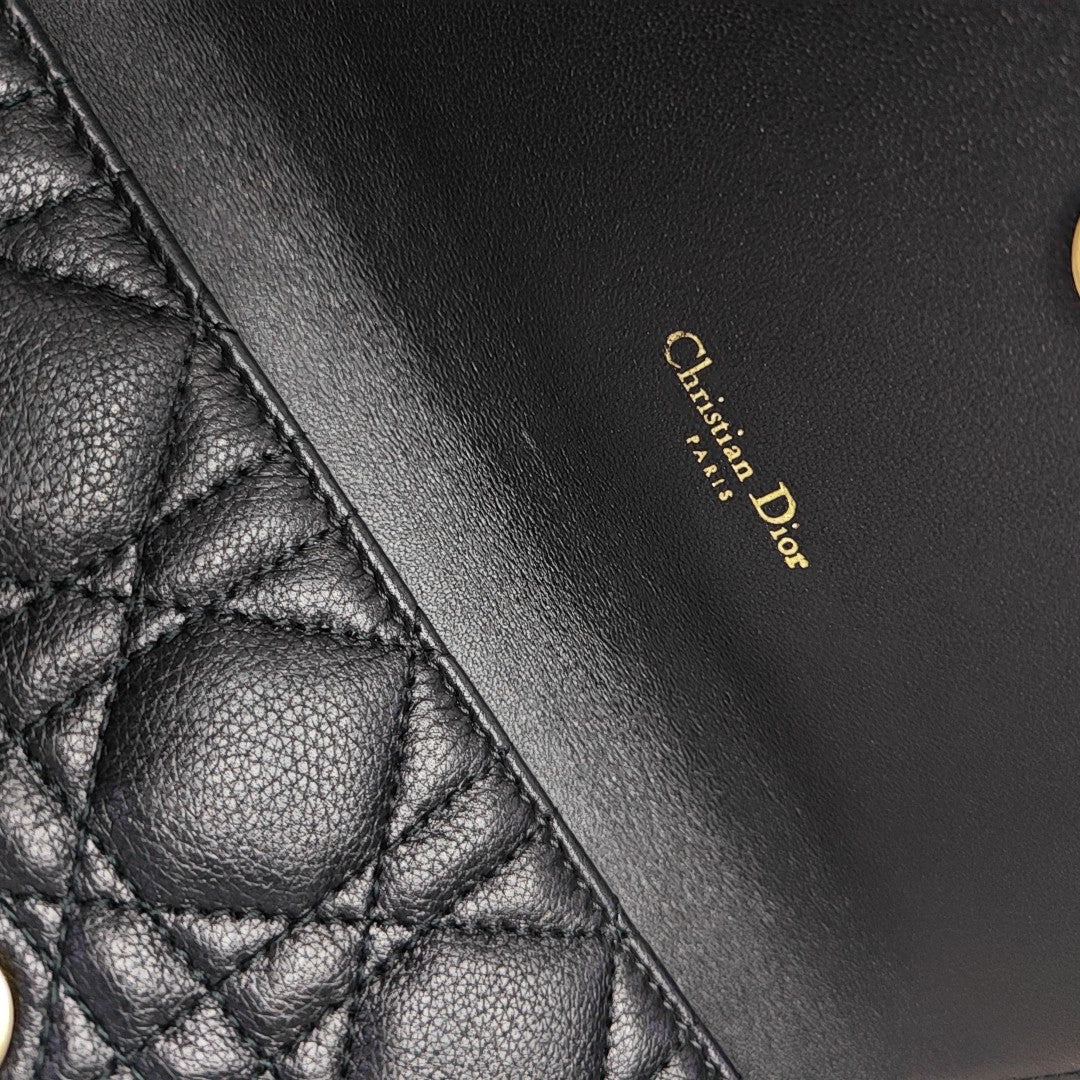 Dior Caro Piel de becerro acolchada negra