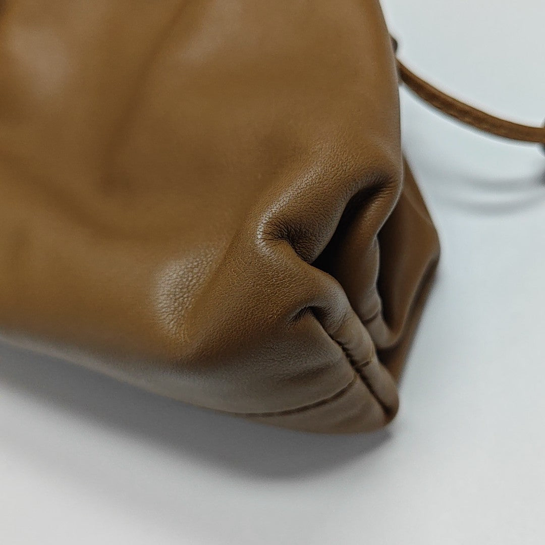 The Pouch Mini Piel de Becerro Marrón