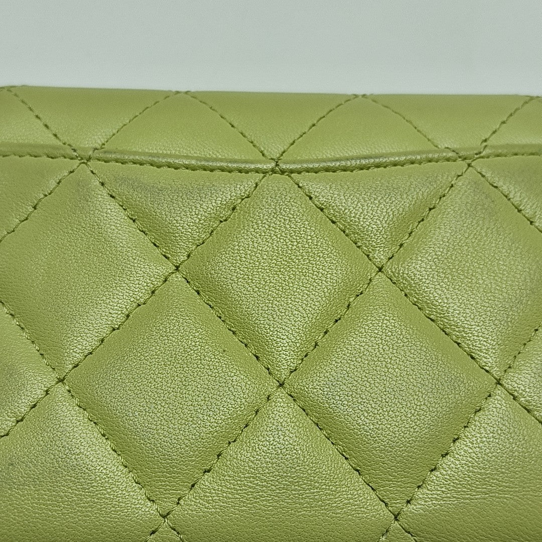 Cartera Clásica con Solapa de Piel de Cordero Acolchada Verde
