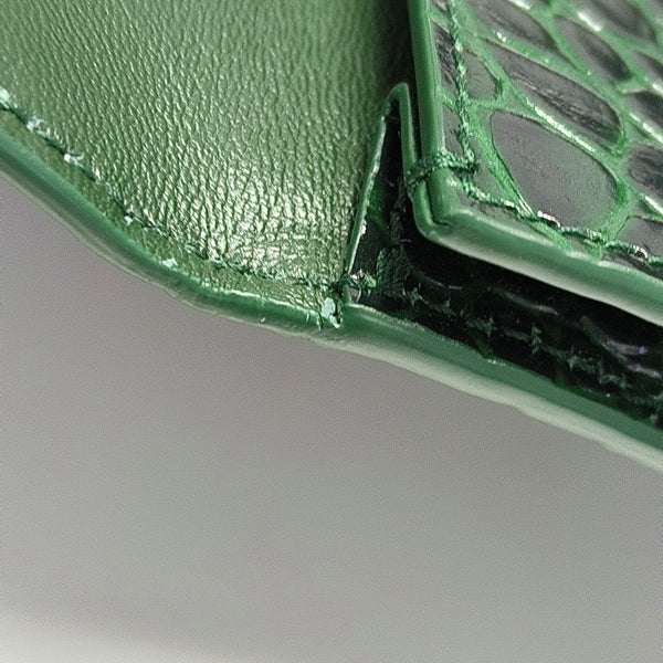Authenticated pre-owned  Hourglass Calfskin Green - Clutch at Looply