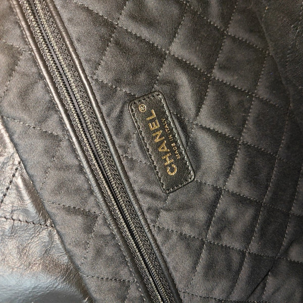 CHANEL 22 Medium Quilted Calfskin Black