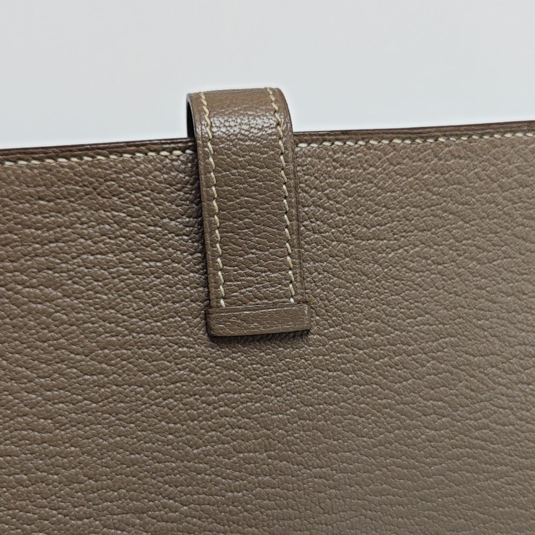 Bearn Medium Chèvre Mysore Gray Wallet