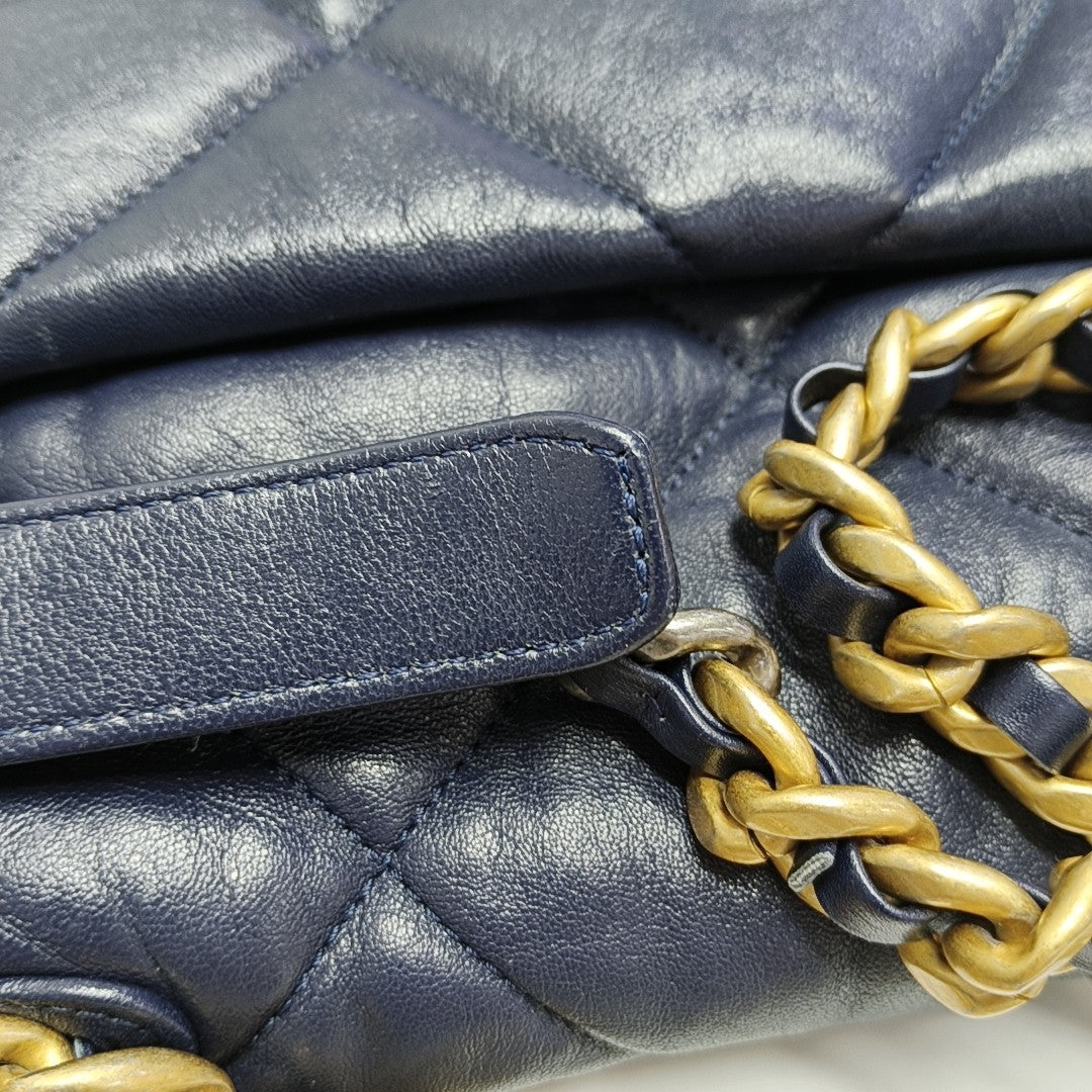 CHANEL 19 Grande de piel de cordero acolchada azul
