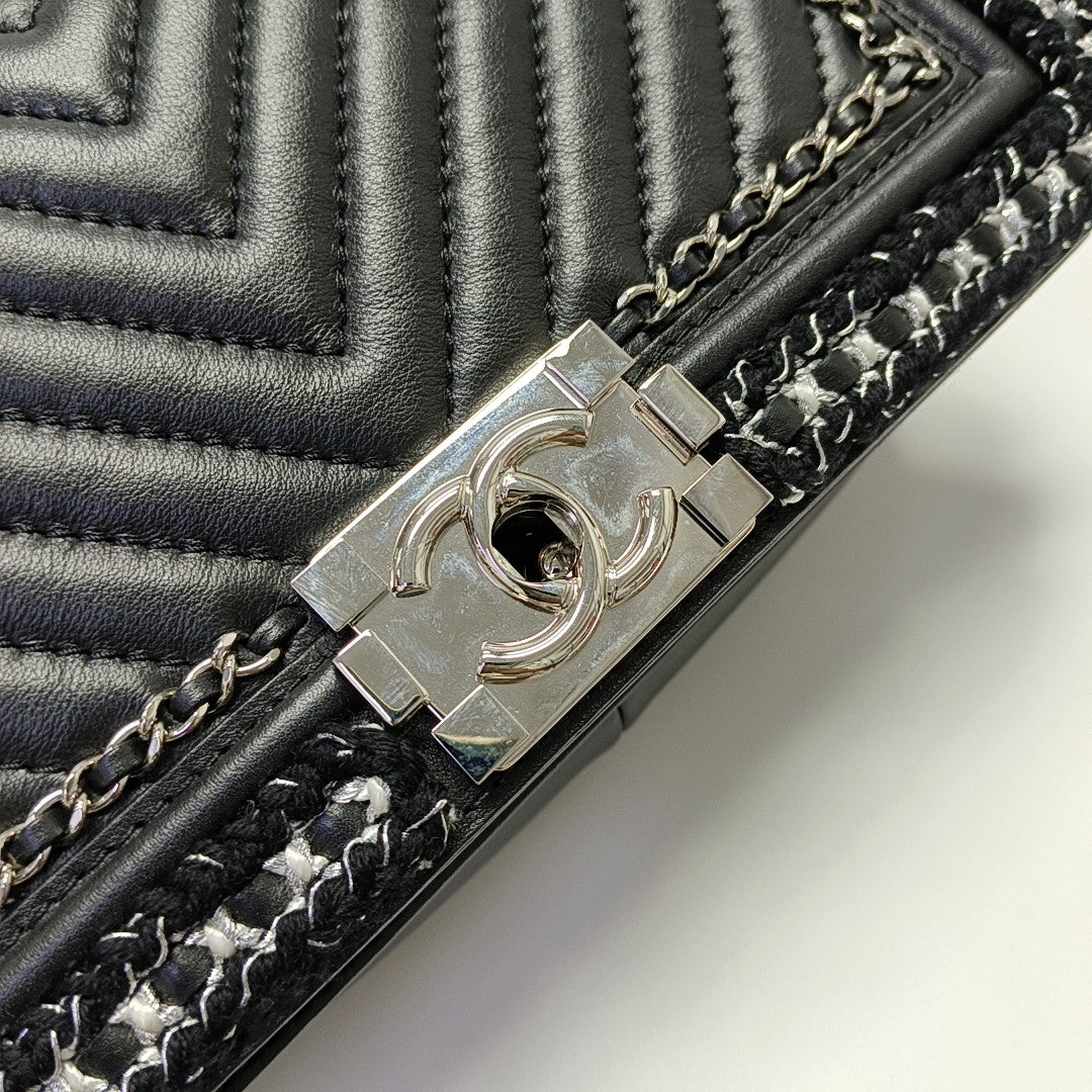 BOY CHANEL Medium Chevron Calfskin Black