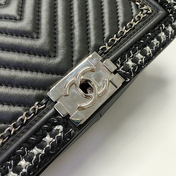 BOY CHANEL Medium Chevron Calfskin Black