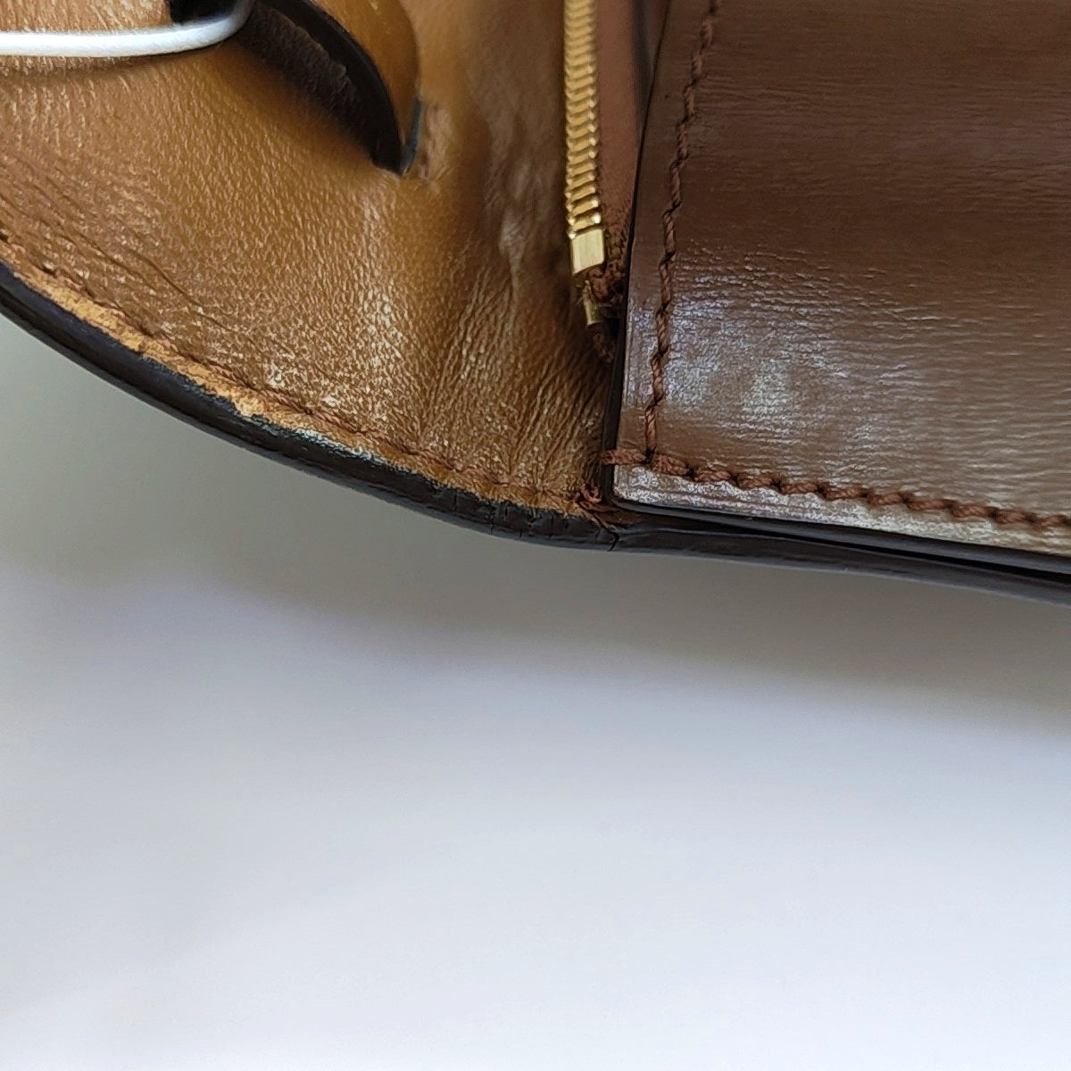 Authenticated pre-owned  CLASSIC BOX Medium Calfskin Brown - Shoulder Bag at Looply