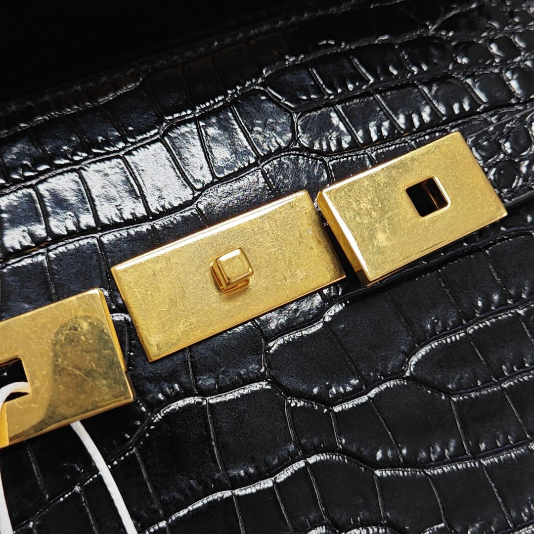 MANHATTAN Small Calfskin Black