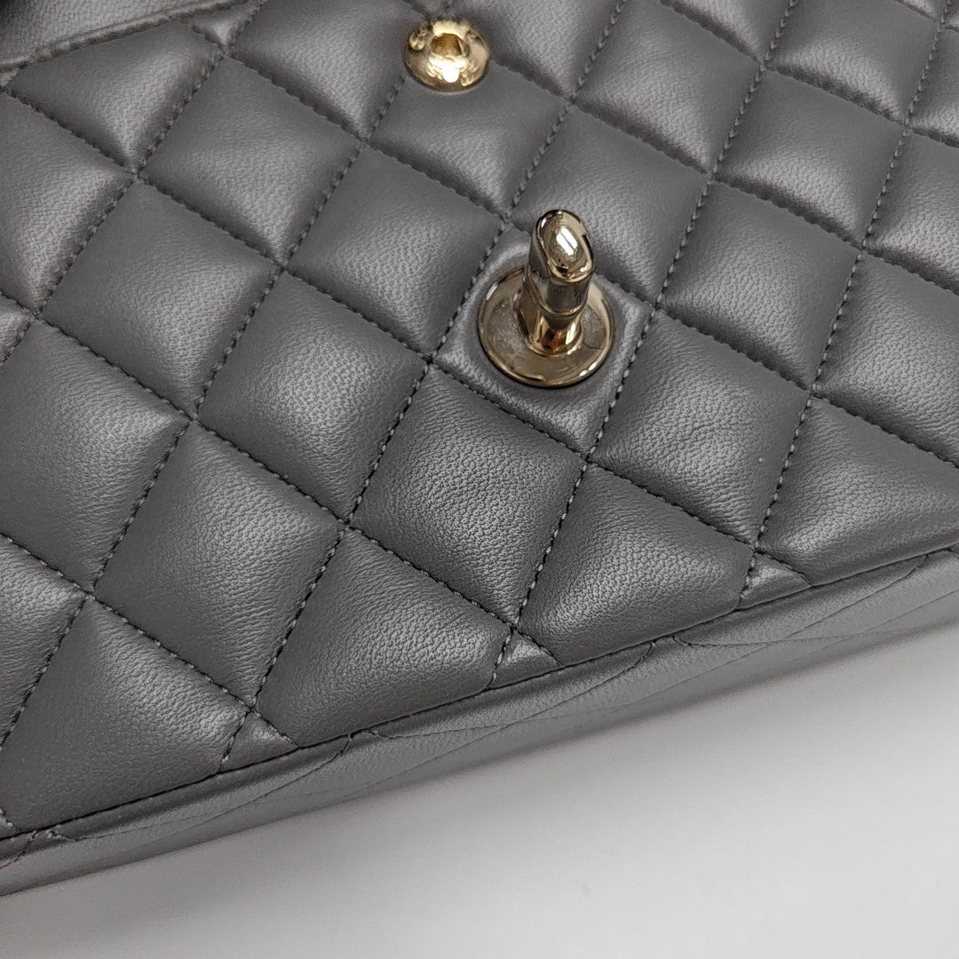 CLASSIC FLAP Medium Quilted Lambskin Gray