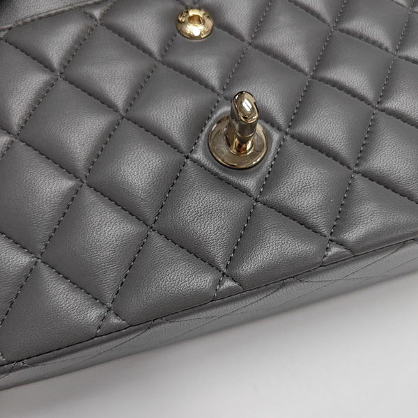CLASSIC FLAP Medium Quilted Lambskin Gray