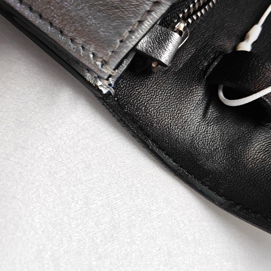Authenticated pre-owned  CLASSIC BOX Calfskin Silver - Shoulder Bag at Looply